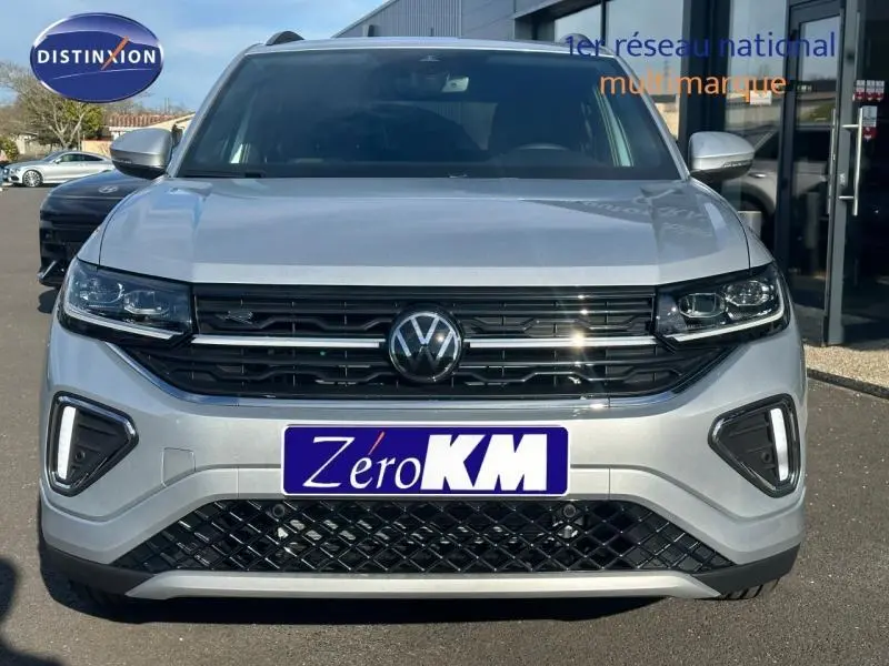 Vue avant d'un Volkswagen T-Cross 1.0 TSI R-Line argenté avec calandre noire et feux LED intégrés.