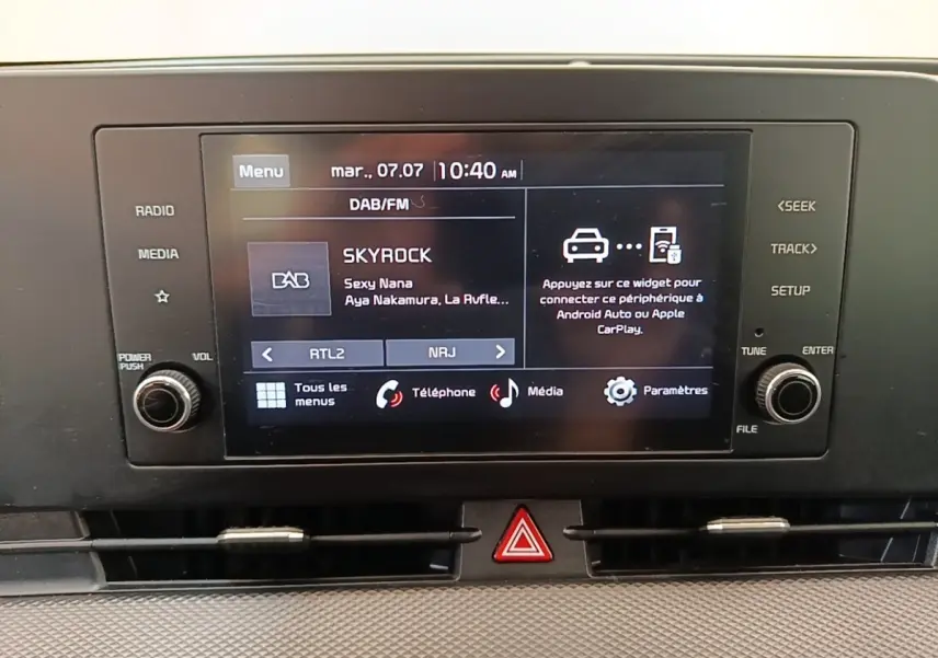 Écran tactile central du tableau de bord du Kia Sportage beige 2022 affichant la radio Skyrock à 10h40.