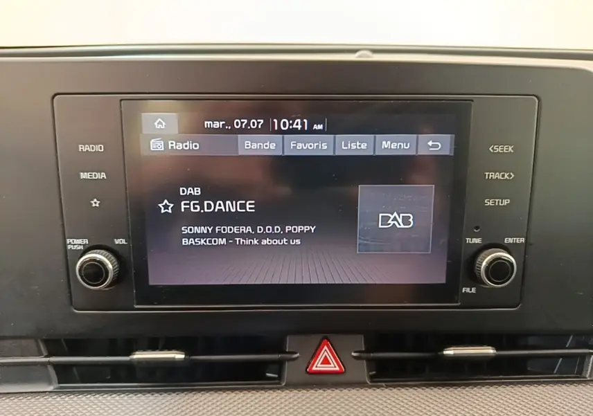 Écran tactile central du tableau de bord du KIA SPORTAGE 2022 affichant la radio DAB FG.DANCE.