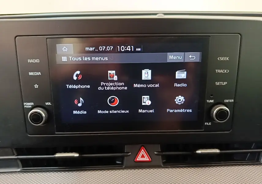 Écran tactile central du tableau de bord du KIA SPORTAGE 2022 affichant les menus multimédia et téléphone.