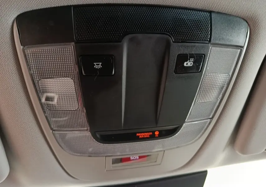Plafonnier intérieur avec boutons d’éclairage et alerte SOS du Kia Sportage beige, vue de dessous.