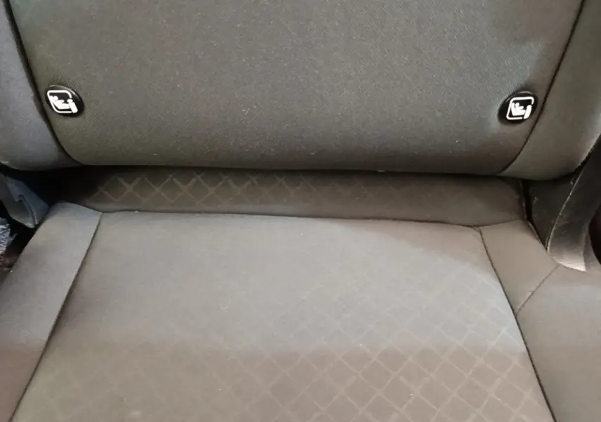 Détail de la banquette arrière noire du Kia Sportage 2022, montrant les fixations Isofix pour sièges enfants.