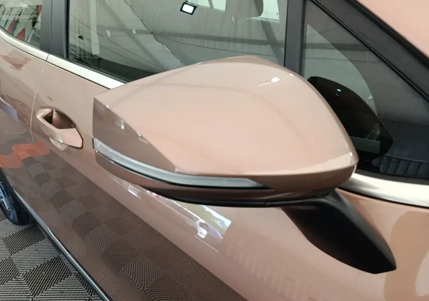 Rétroviseur droit beige avec clignotant intégré sur KIA SPORTAGE 2022, vue rapprochée côté passager.