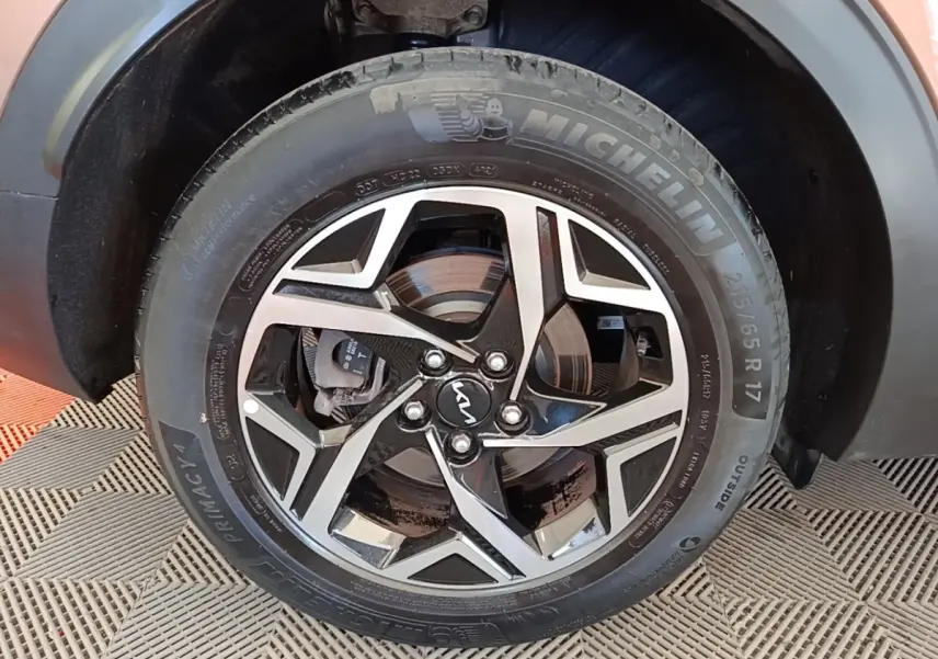 Gros plan sur la roue avant droite beige du Kia Sportage 2022 avec jante alliage et pneu Michelin.