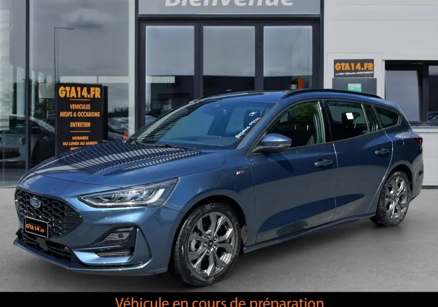 Ford Focus SW 2025 bleu vue 3/4 avant droit, break avec jantes alliage et calandre noire distinctive.
