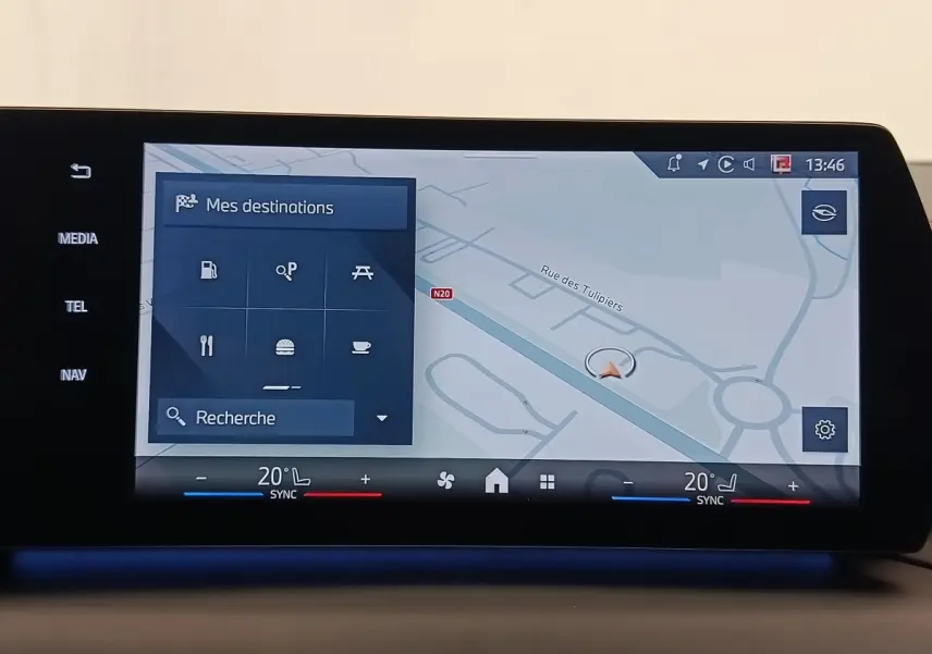 Écran tactile central de la BMW Série 1 120 DKG7 M Sport 2025 affichant la navigation et la température à 20°C.