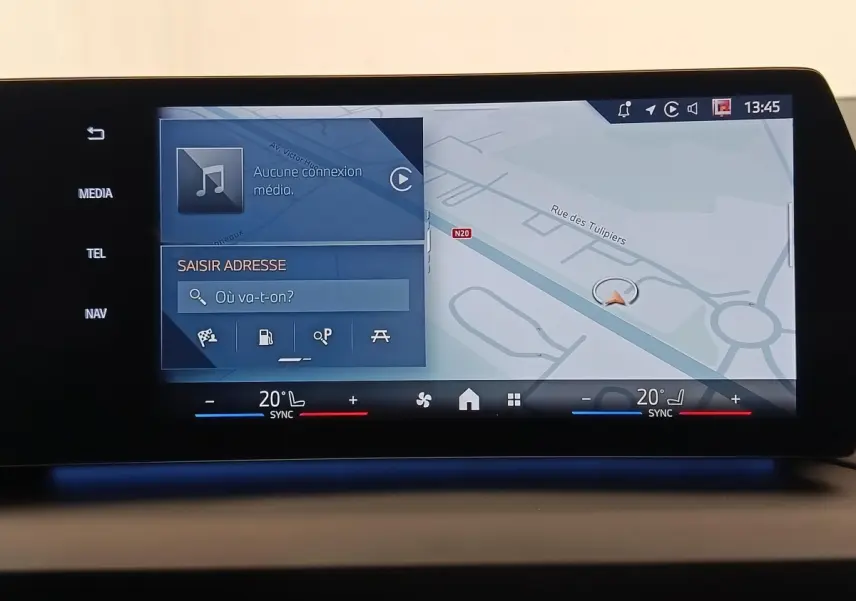 Écran tactile central de navigation 10,7 pouces de la BMW Série 1 120 DKG7 M Sport gris clair, vue intérieure.