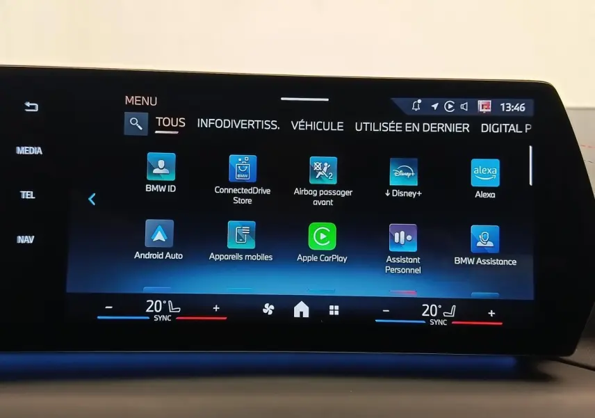 Écran tactile central de la BMW Série 1 120 DKG7 M Sport 2025 affichant les applications connectées et la climatisation.