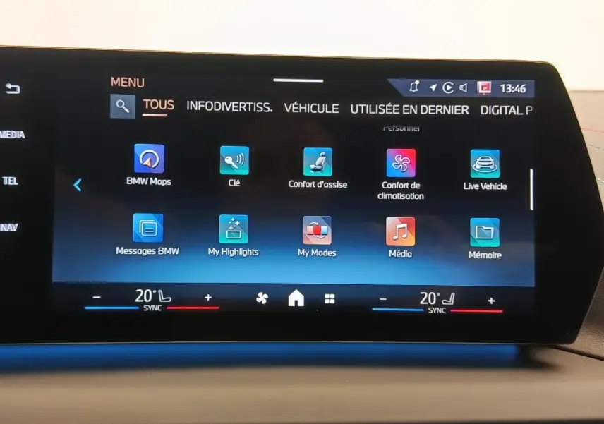 Écran tactile central de la BMW Série 1 120 DKG7 M Sport 2025 affichant le menu principal du système multimédia.
