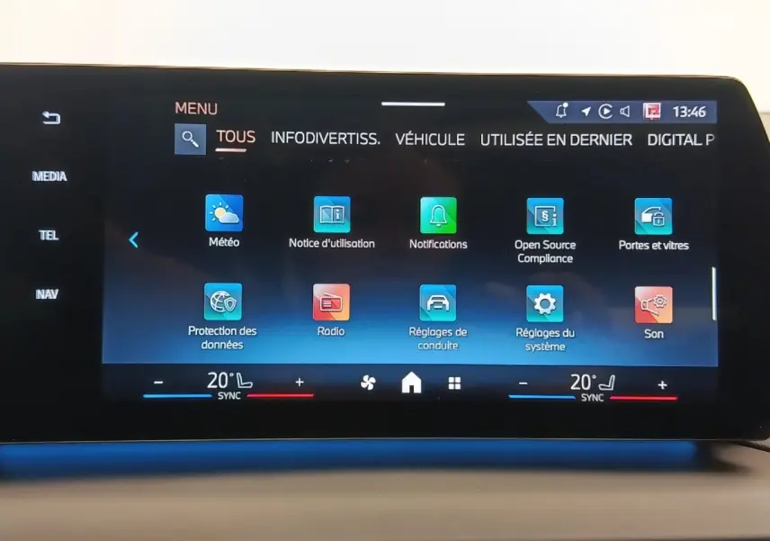 Écran tactile central de la BMW Série 1 120 DKG7 M Sport 2025 montrant le menu principal du système multimédia.