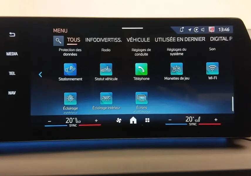 Écran tactile central de la BMW Série 1 120 DKG7 M Sport 2025 affichant le menu des réglages et connectivités.