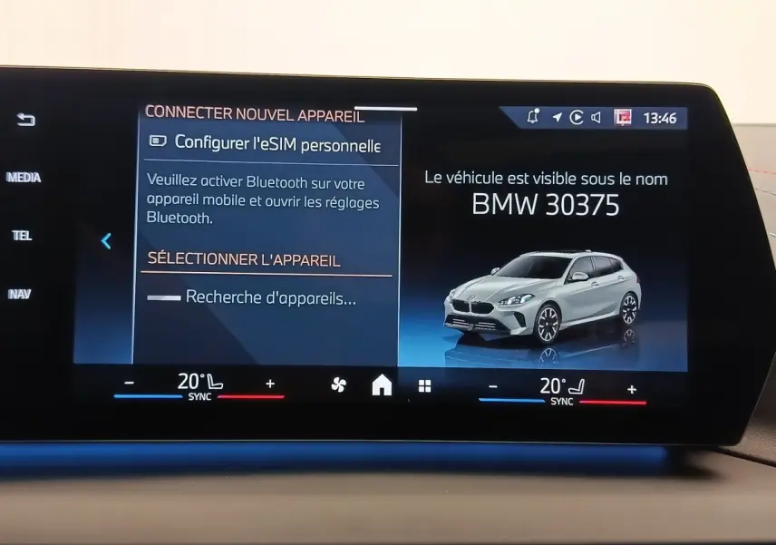 Écran tactile central affichant une BMW Série 1 gris clair en 3/4 avant droit avec options connectivité et climatisation.