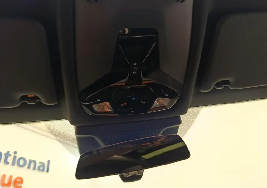 Vue intérieure du plafonnier et rétroviseur intérieur noir de la BMW Série 1 120 DKG7 M Sport 2025.