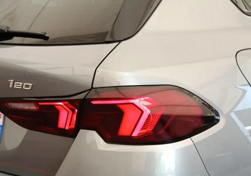 Gros plan sur le feu arrière droit rouge vif d'une BMW Série 1 120 DKG7 M Sport gris clair, année 2025.