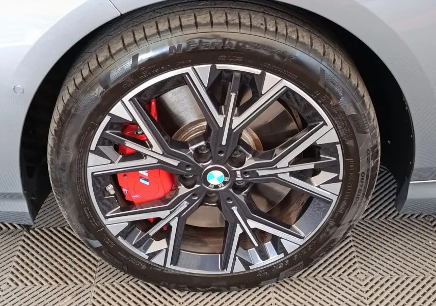 Gros plan sur la roue avant gauche grise d’une BMW Série 1 120 DKG7 M Sport avec étrier de frein rouge distinctif.