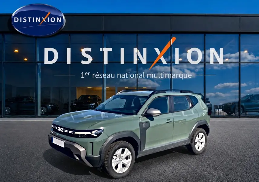 Dacia Duster 1.2 hybrid-g 150 expression 4x4 kaki lichen en 3/4 avant droit devant showroom Distinxion.