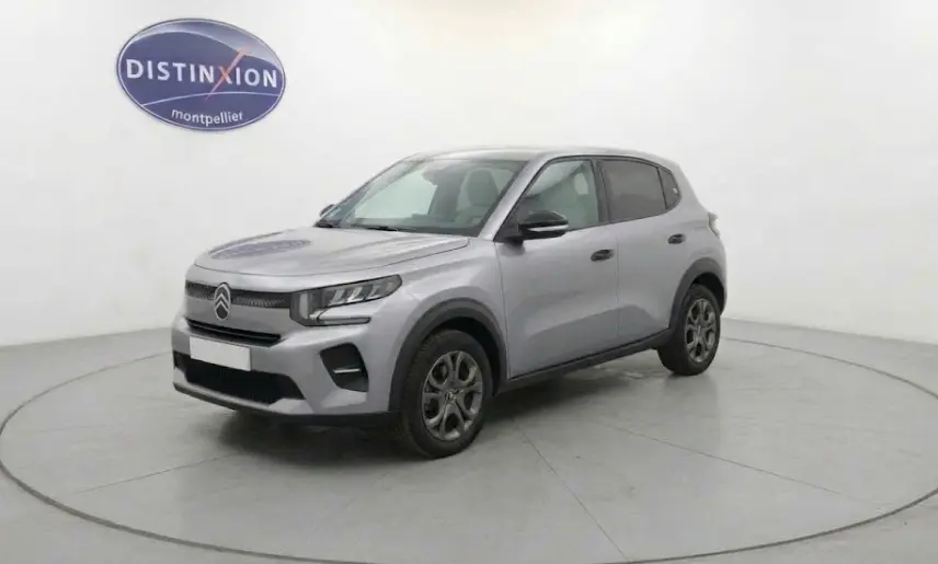 Citroën C3 Turbo 100 ch 2025 gris foncé vue 3/4 avant droit avec calandre moderne et jantes spécifiques.