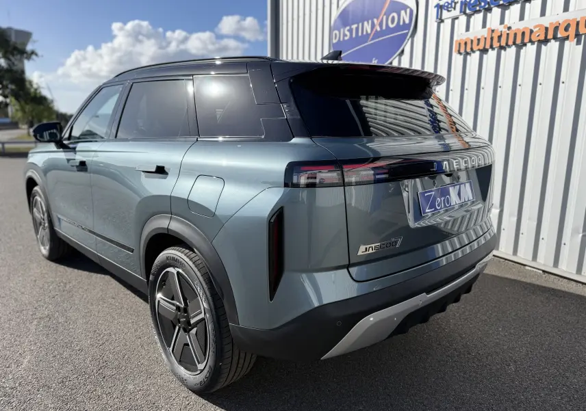 Vue 3/4 arrière droite du JAECOO J7 PHEV gris olive, soulignant ses feux arrière horizontaux et ses jantes modernes.