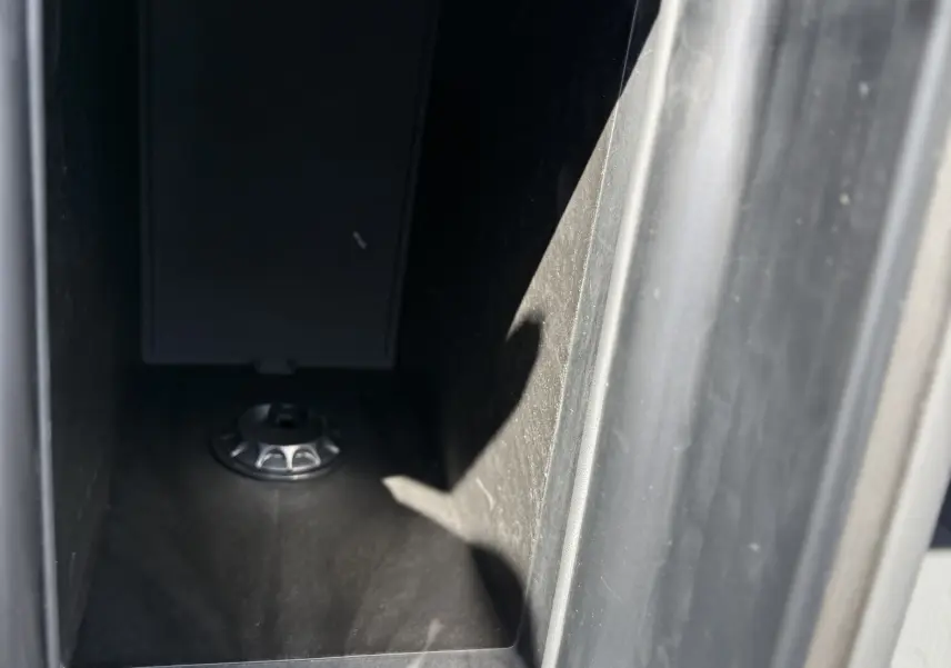 Vue rapprochée de la console centrale intérieure du JAECOO J7, montrant un compartiment de rangement noir.