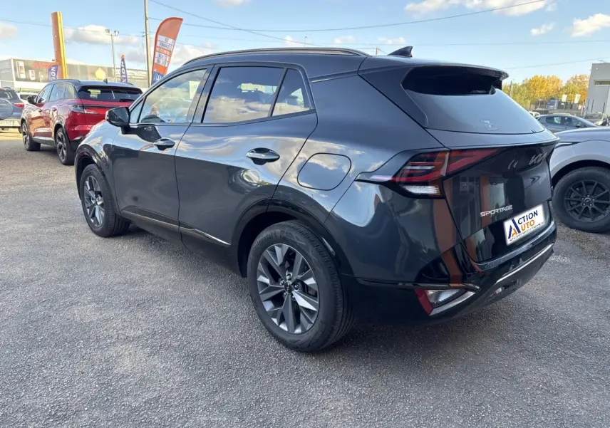 Vue 3/4 arrière droite d’un Kia Sportage 2025 gris Eclipse métallisé avec feux arrière LED et jantes alu.