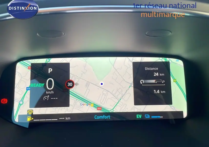 Tableau de bord numérique du Renault Captur E-Tech Hybrid 2025 affichant la navigation et la vitesse à l'arrêt.