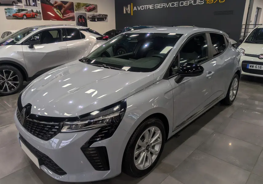 Renault Clio V Blue dCi 100 Evolution gris Rafale vue 3/4 avant droit en showroom avec jantes alliage.