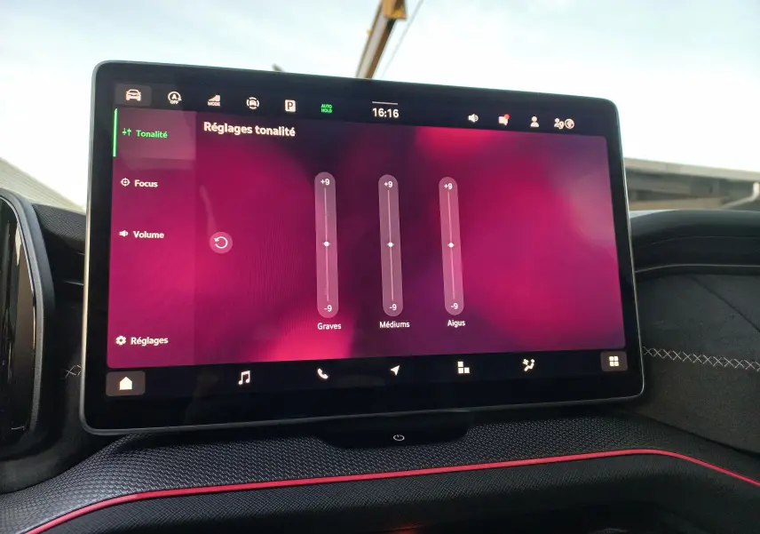 Écran tactile central du Skoda Kodiaq 2024 affichant les réglages de tonalité audio, avec finition intérieure noire et surpiqûres blanches.