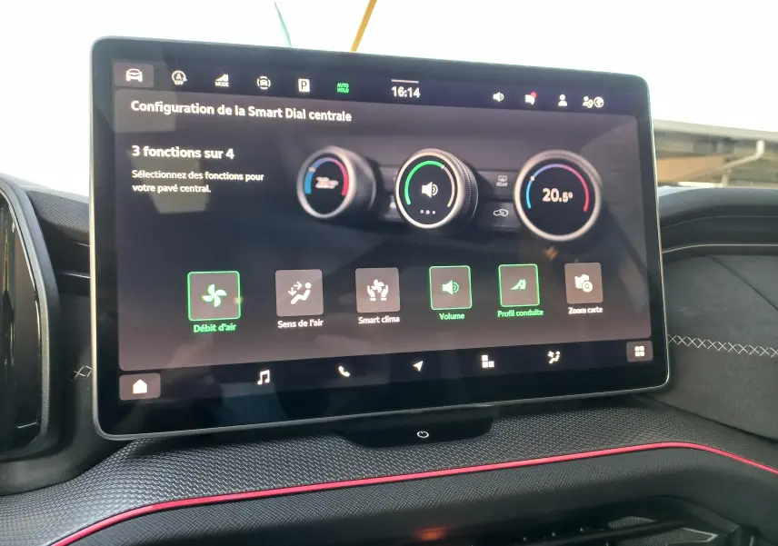 Vue avant du Skoda Kodiaq 2024 Bleu RS, mettant en valeur la calandre avec bandeau lumineux et les jantes anthracite 20 pouces.