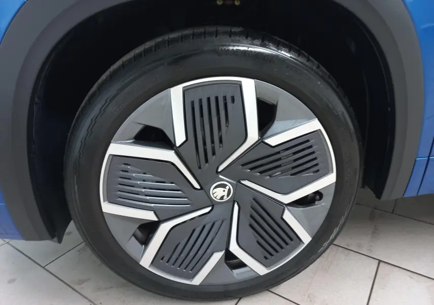 Gros plan sur la jante alliage 20'' anthracite du côté avant droit du Skoda Kodiaq Bleu RS 2024.