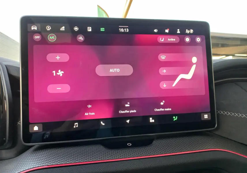 Écran tactile central du Skoda Kodiaq 2024 affichant les réglages de climatisation et chauffage, avec finition intérieure noire et surpiqûres blanches.