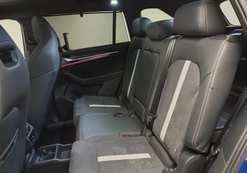 Vue intérieure côté droit sur la banquette arrière en cuir et alcantara du Skoda Kodiaq Bleu RS avec toit panoramique.