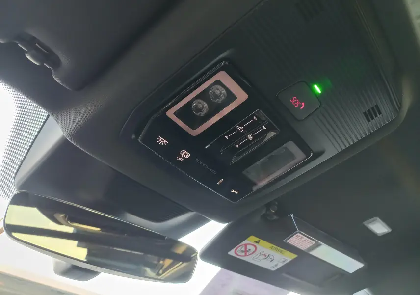 Vue intérieure du toit panoramique électrique et du panneau de commandes avec bouton SOS du Skoda Kodiaq Bleu RS 2024.