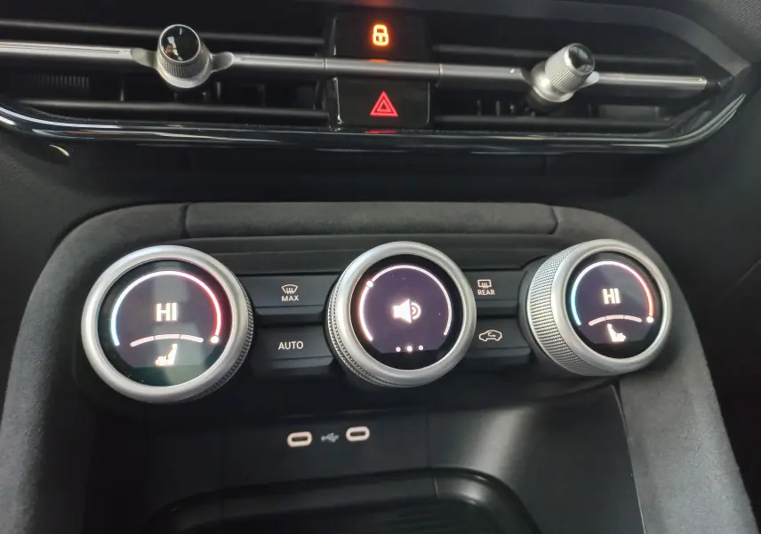 Gros plan sur les commandes de climatisation et audio du tableau de bord du Skoda Kodiaq 2024, finition Sportline.