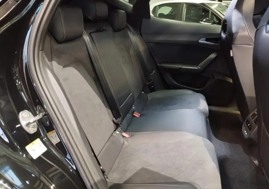 Vue intérieure côté gauche des sièges arrière bimatière suédine et cuir noir du CUPRA Formentor 2.0 TDI 2026.