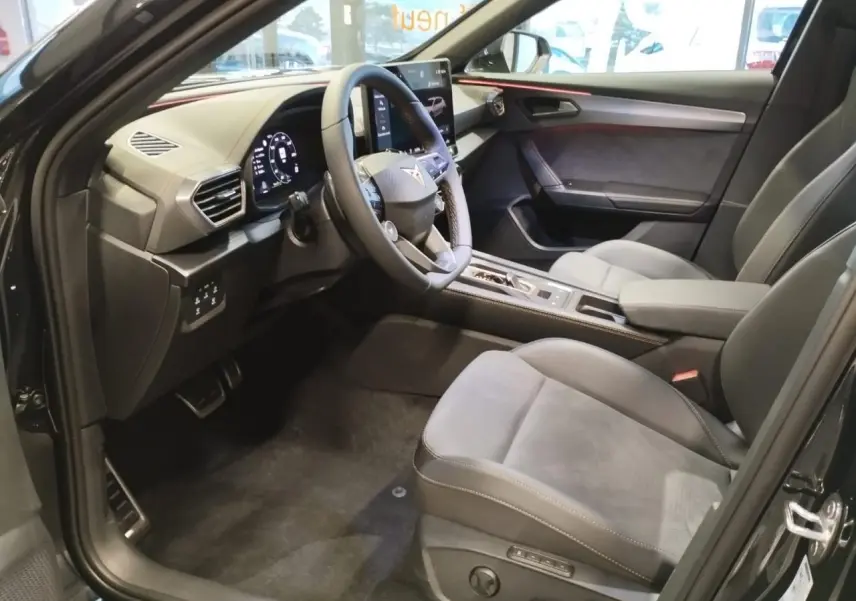 Intérieur avant droit du CUPRA Formentor noir métal, sièges suédine noirs avec surpiqûres cuivrées et tableau de bord digital.