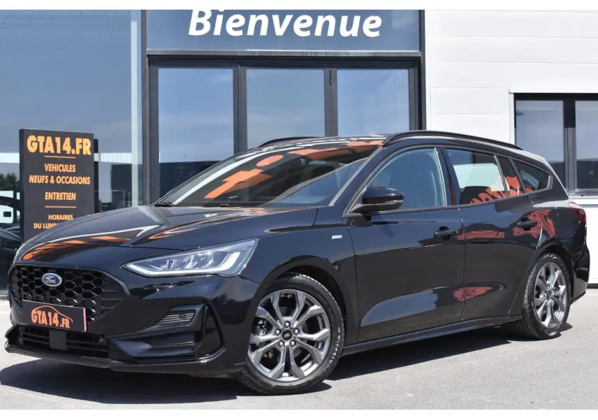 Ford Focus SW 1.5 EcoBlue 115 ST LINE X en Agate Black, vue 3/4 avant côté gauche, jantes alliage et calandre noire.