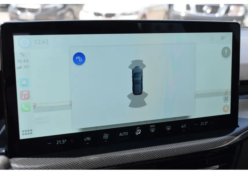 Écran tactile intérieur de la Ford Focus SW 2025 affichant l'aide au stationnement avec vue du véhicule en Agate Black Metallic.