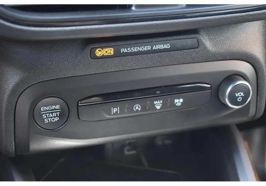 Gros plan sur la console centrale de la Ford Focus SW 2025, avec bouton start/stop et commandes multimédia.
