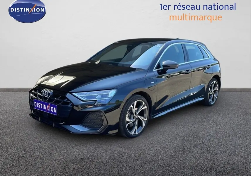 Audi A3 Sportback 40 TFSIe noir mito metal en 3/4 avant droit, finition S-Line avec jantes alliage distinctives.