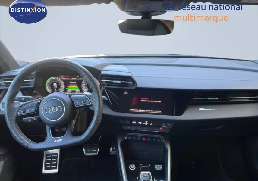 Vue intérieure avant de l'Audi A3 Sportback 40 TFSIe S-Line 2025, tableau de bord noir avec volant multifonction et écran digital.