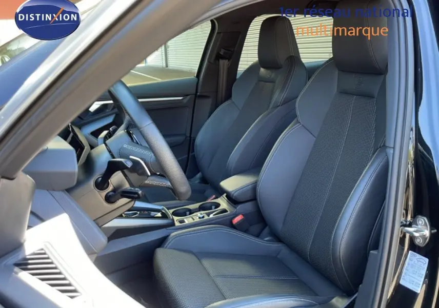 Vue intérieure côté conducteur de l'Audi A3 Sportback 40 TFSIe 2025 avec sièges sport noirs et volant multifonction.
