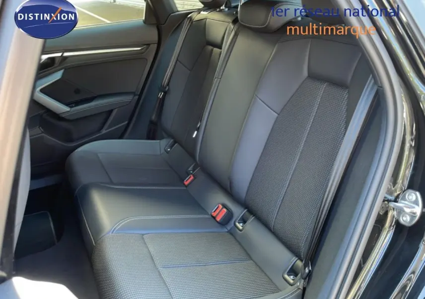 Vue intérieure de la banquette arrière en cuir noir de l'Audi A3 Sportback 40 TFSIe 2025, porte arrière ouverte.
