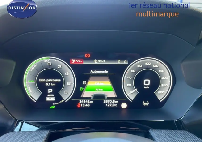 Vue rapprochée du tableau de bord numérique de l'Audi A3 Sportback noir, affichant autonomie et vitesse à 0 km/h.