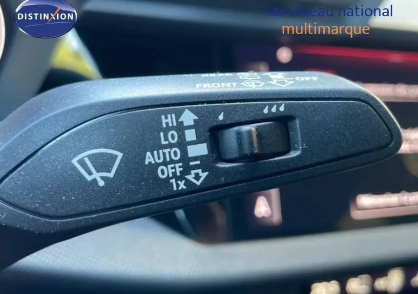 Gros plan sur le commodo d'essuie-glace de l'Audi A3 Sportback 40 TFSIe noir mito metal, avec commandes visibles en intérieur.