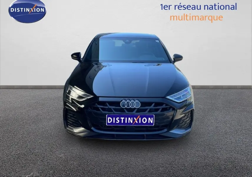 Vue frontale d'une Audi A3 Sportback noire Mito Metal 2025 avec calandre large et phares LED distinctifs.