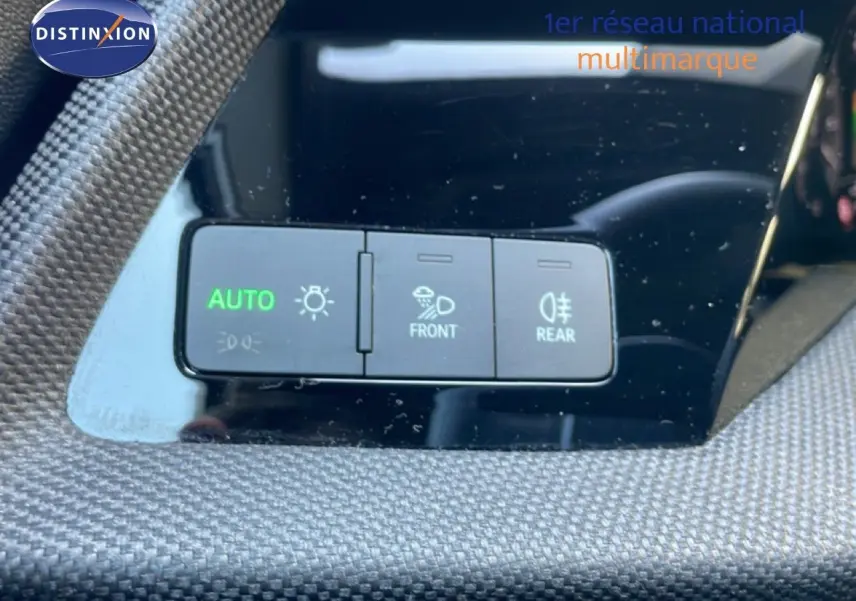 Gros plan sur les commandes d’éclairage avec fonction auto, antibrouillard avant et arrière, sur Audi A3 Sportback noir Mito Metal 2025.