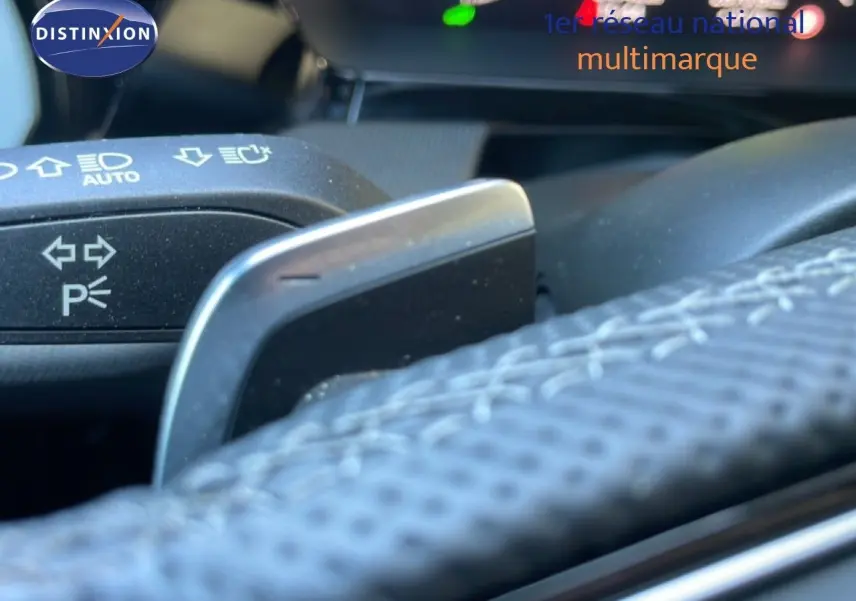 Gros plan sur la palette de changement de vitesse et le volant en cuir perforé de l'Audi A3 Sportback noir Mito Metal.