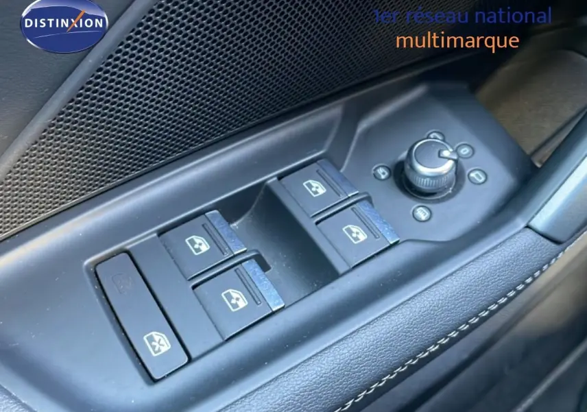Gros plan sur les commandes de lève-vitres et réglages des rétroviseurs côté conducteur d'une Audi A3 Sportback noir mito metal 2025.