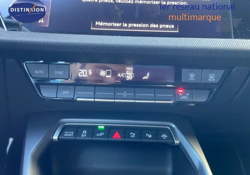 Gros plan sur la console centrale de l’Audi A3 Sportback 40 TFSIe noire, montrant les commandes climatisation et fonctions assistées.