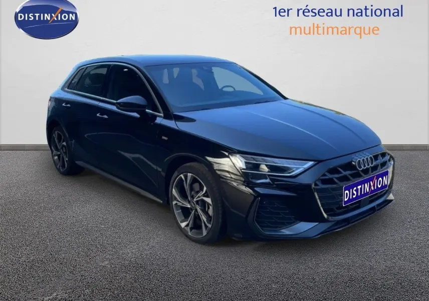 Audi A3 Sportback 40 TFSIe S-Line noir mito metal vue 3/4 avant, mettant en valeur ses jantes et phares LED distinctifs.